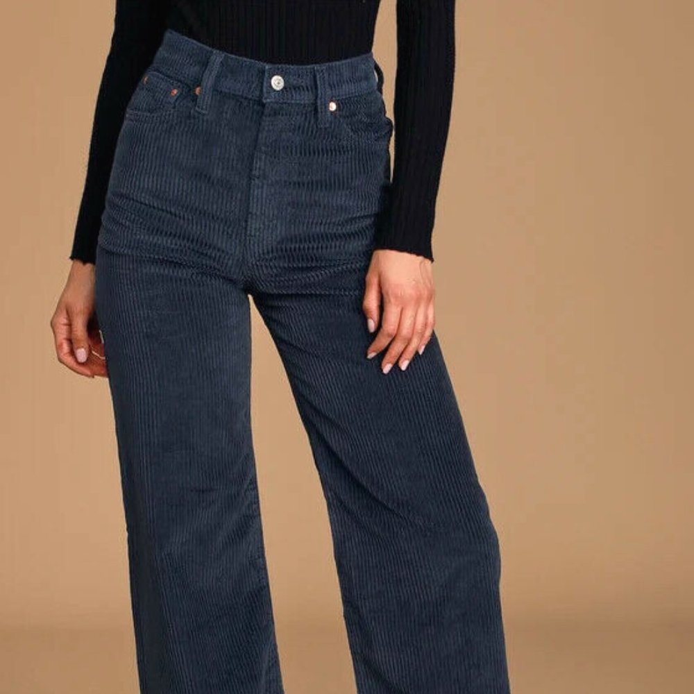 Levi's Ribcage Wide Leg Blue Corduroy size 26w - excellent condition
